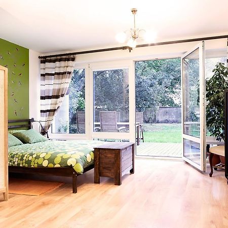 Lovely Garden Flat Near Royal Park Warsaw Room photo