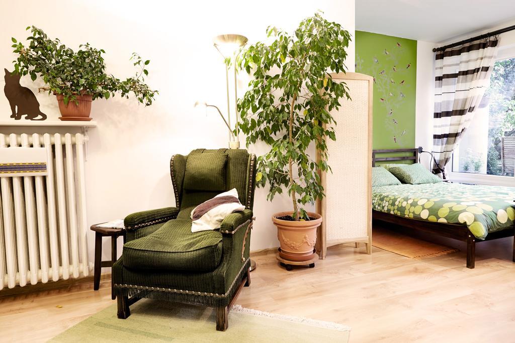 Lovely Garden Flat Near Royal Park Warsaw Room photo