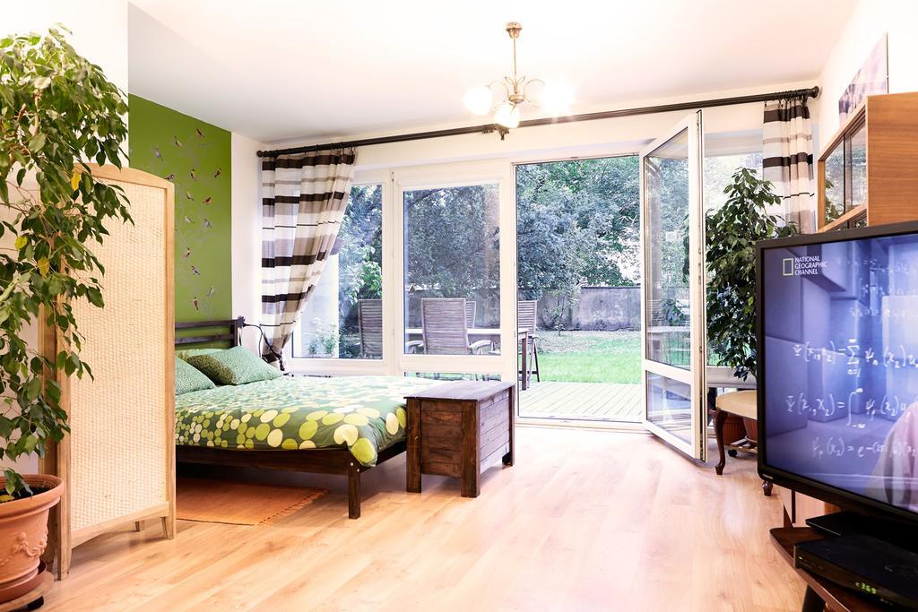 Lovely Garden Flat Near Royal Park Warsaw Room photo